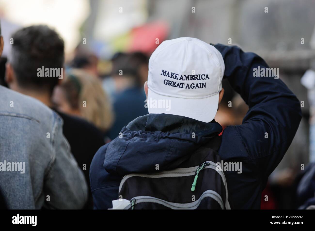 Bukarest, Rumänien - 10. Oktober 2020: Der Mann trägt Make America Great Again Cap während einer politischen Kundgebung. Stockfoto