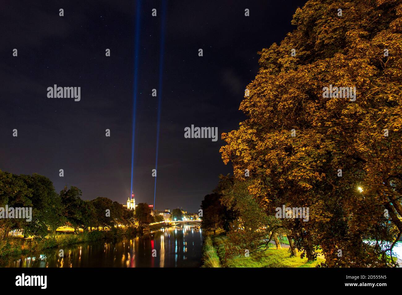 Lockdown-Maßnahmen die Regierung hat ergriffen, um dem schnellen Coronavirus Einhalt zu Gebieten, die praktisch geschlossene Kulturstätten, Theater und Kinos, verbotene Konzerte und Ausstellungen und fast alle professionellen und sportlichen Aktivitäten in Tschechien verbreiten. Theater und Galerien in ganz Tschechien werden Leuchttürme der tschechischen Kultur beleuchten, um die Bedeutung der Kultur für die Gesellschaft zu symbolisieren. Hradec Kralove, Tschechische Republik, 12. Oktober 2020. (CTK Photo/David Tanecek) Stockfoto