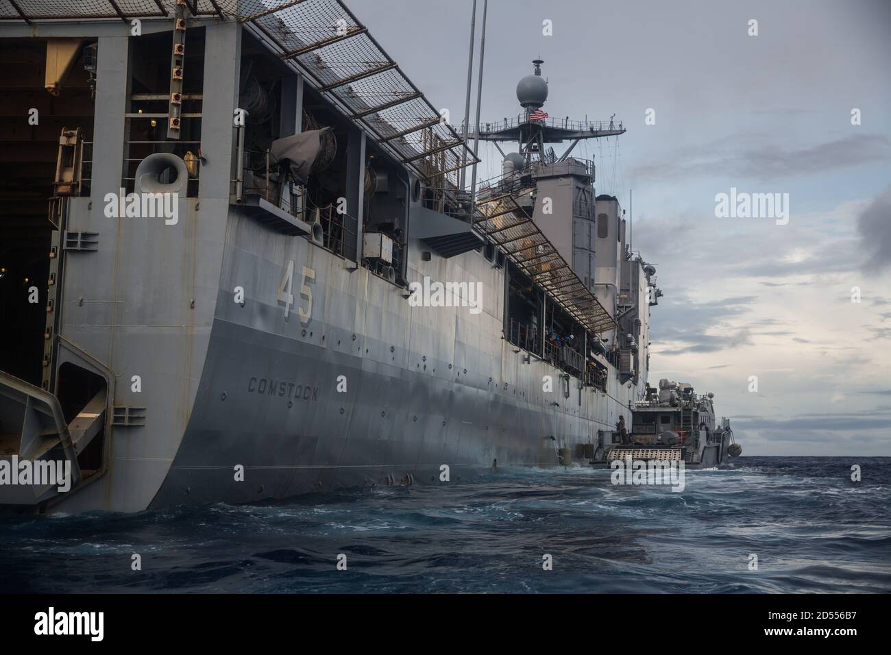 (PHILIPINE SEA, 9. Oktober 2020) EIN Patrouillenboot (PB) Mk VI, das Commander, Task Force 75 (CTF 75) Stationen neben dem Amphibiendock Landungsschiff USS Comstock (LSD 45) während routinemäßiger Seeoperationen zugewiesen wurde. Maritime Expeditionary Security Force und explosive Ordnance Disposal Mobile Unit Segler beauftragt Commander, Task Force 75 (CTF 75) einschiffte und führen integrierte Küstenschifffahrt-Sicherheitsoperationen von der amphibischen Dock Landungsschiff USS Comstock (LSD 45) Mit den Marines und Matrosen bereits als Task Force Ellis von I Marine Expeditionary Force eingesetzt. PB Mk VI bietet i Stockfoto