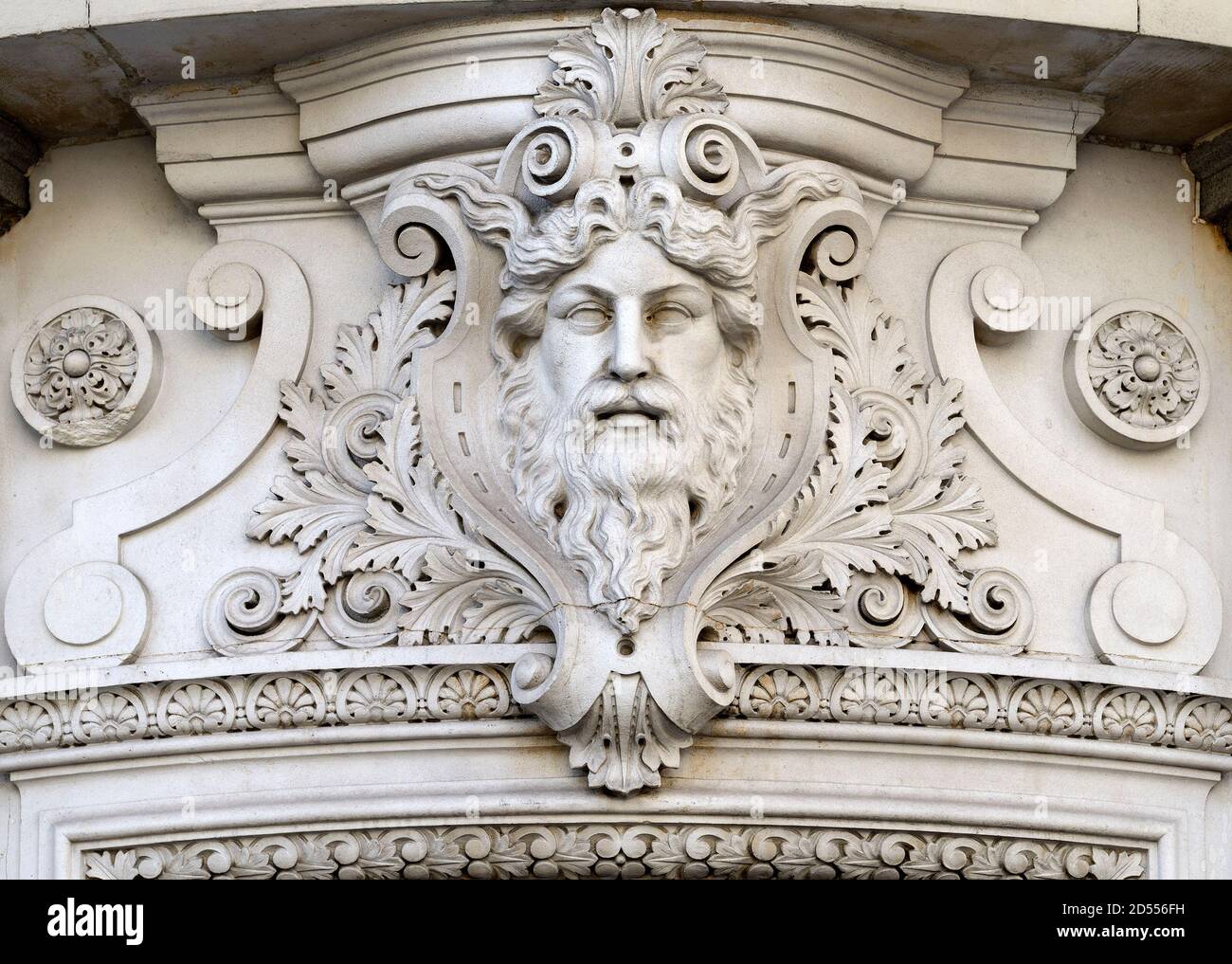 London, England, Großbritannien. Detail mit geschnitztem menschlichem Gesicht auf dem Admiralty Pub am Trafalgar Square Stockfoto