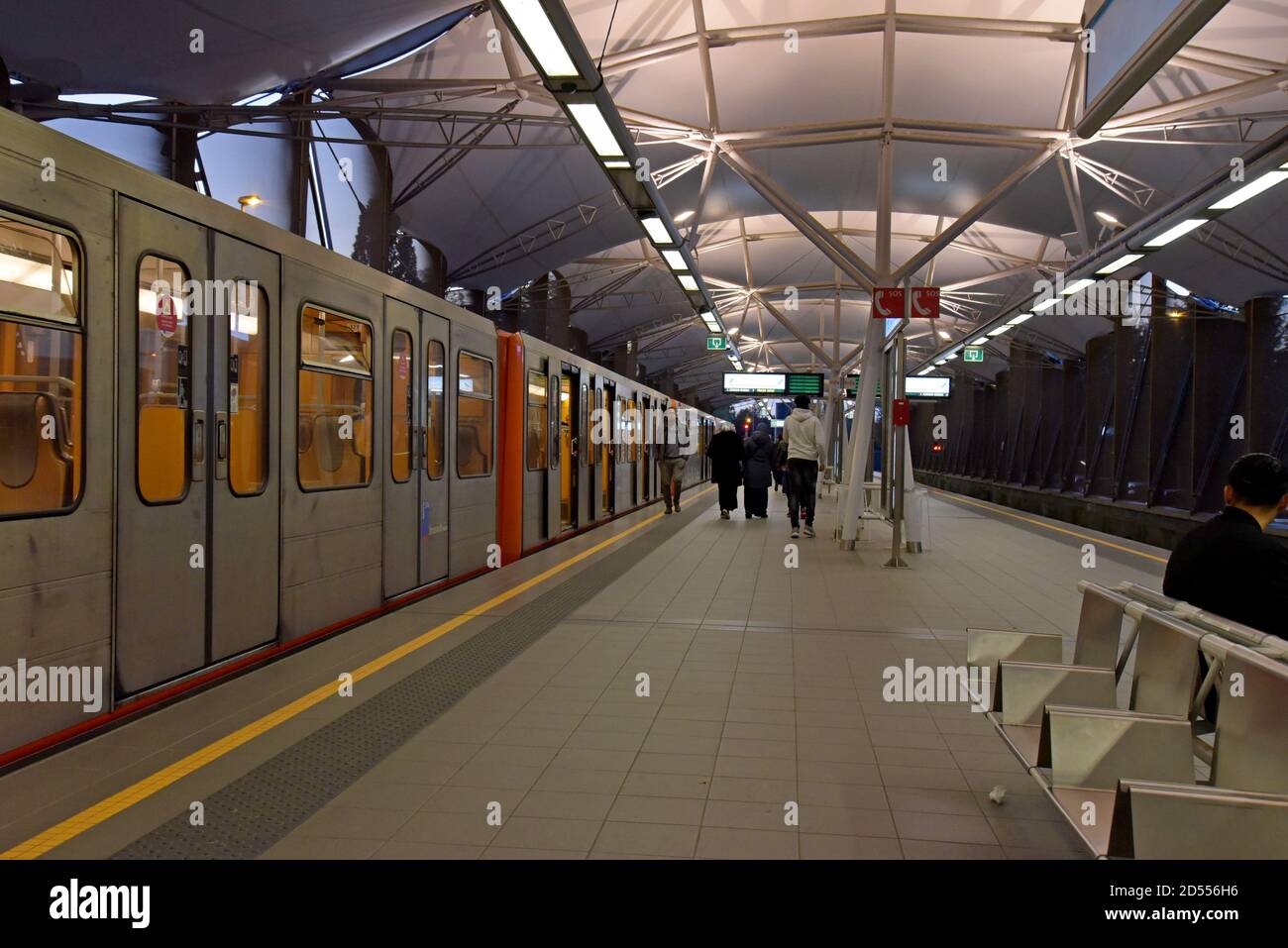 Fahrgäste, die einen Zug an der Erasmus Metro Station, Brüssel, Belgien verlassen Stockfoto