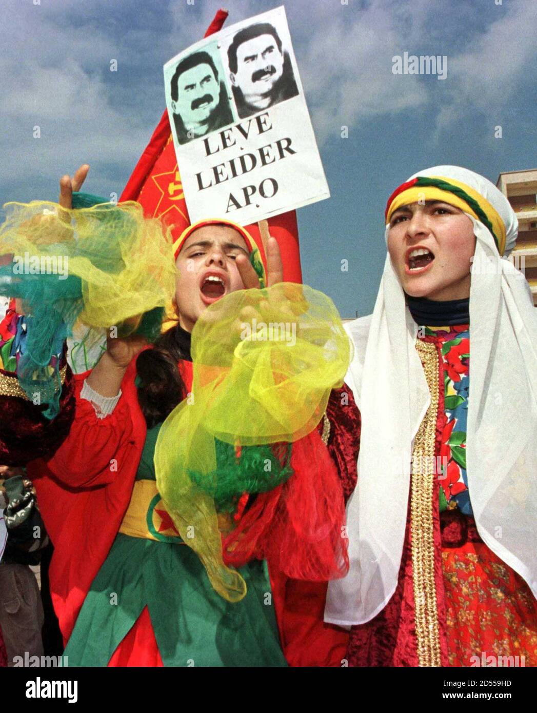 Kurdische Jugend gekleidet in traditioneller Kleidung Tanz bei einem  Sitzstreik vor dem UN-Hauptquartier in Beirut 3 März statt. Etwa 200  libanesischen Kurden protestierten außerhalb der Vereinten Nationen am  Mittwoch, fordern Freiheit für