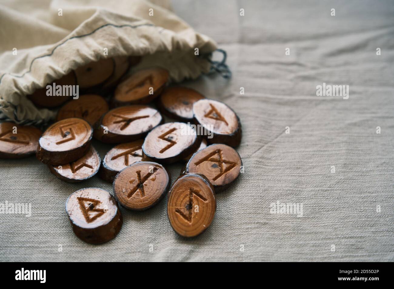 Handgefertigte Runen aus Holz in einem Leinenbeutel Stockfoto