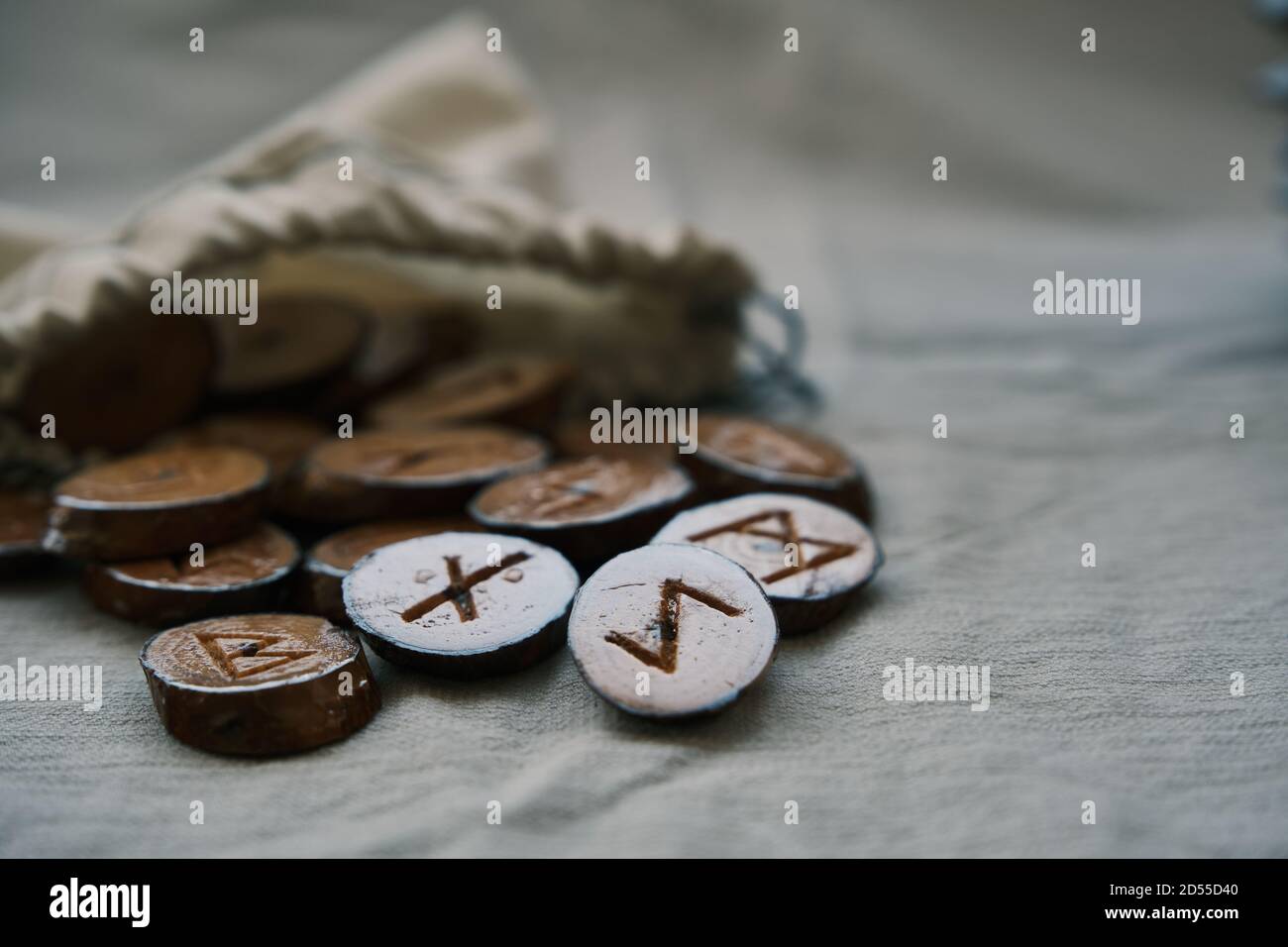 Handgefertigte Runen aus Holz in einem Leinenbeutel Stockfoto