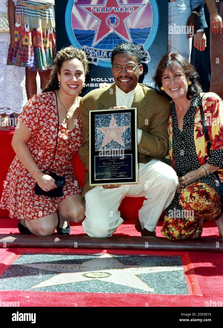pix Herbie Hancock Wife https www alamy de musiker und komponist herbie hancock zeigt mit seiner tochter jessica l und frau gigi r wie hancock stern auf dem hollywood walk of fame wurde enthullt am 8 september bei zeremonien am hollywood boulevard image381822871 html