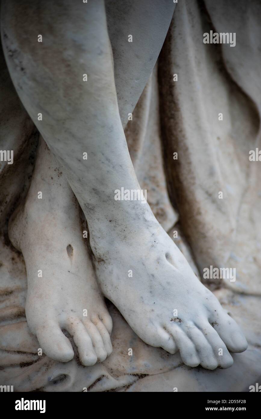 Nahaufnahme von Jesu Füßen mit Stigmata viktorianischen Friedhof Statue Stockfoto