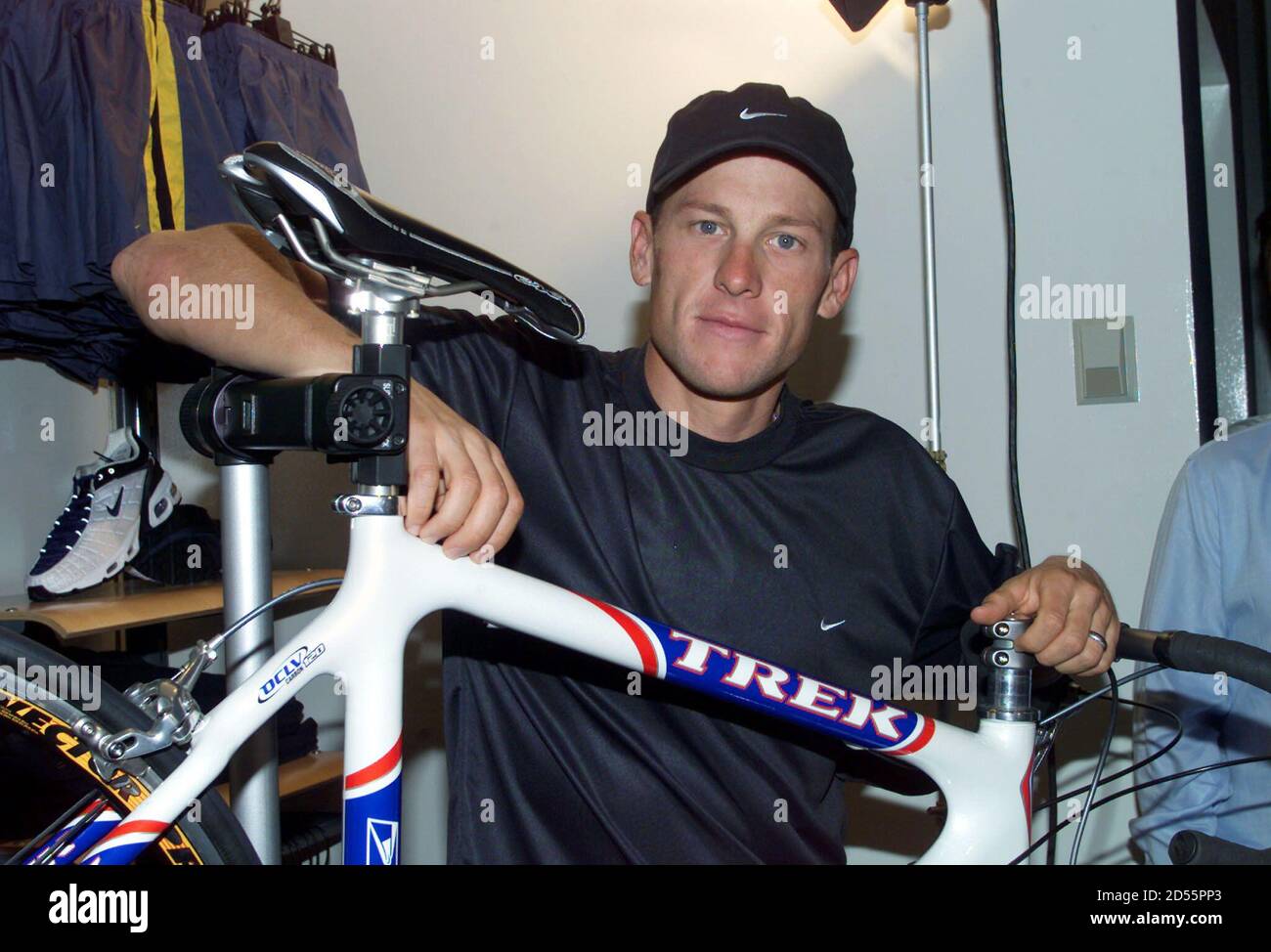 Der zweimalige Tour de France Champion Lance Armstrong Posen mit dem Fahrrad  fast identisch mit dem, was er bei einer Pressekonferenz in Beverly Hills,  27. Juli 2000 bei der diesjährigen Tour de