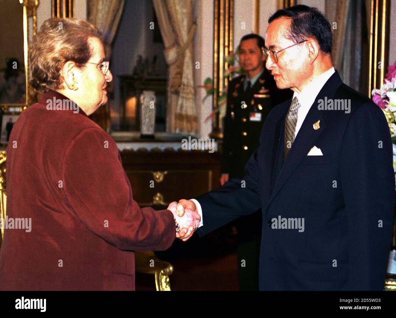 US-Außenministerin Madeleine Albright (L) schüttelt sich die Hände mit Thailands König Bhumibol Adulyadej in der königlichen Residenz in Bangkok 3. März. Albright, die eine Woche lang nach China, Thailand und Indonesien reist, hielt sich früher im Norden Thailands auf, um die Substitution kommerzieller Pflanzen für den Opiumanbau sowie die Bemühungen thailändischer NGO zu beobachten, um gefährdete junge Frauen zu unterstützen. Albright wird am Donnerstag mit Premierminister Chuan Leekpai zusammentreffen. PS/CC/CLH/ Stockfoto