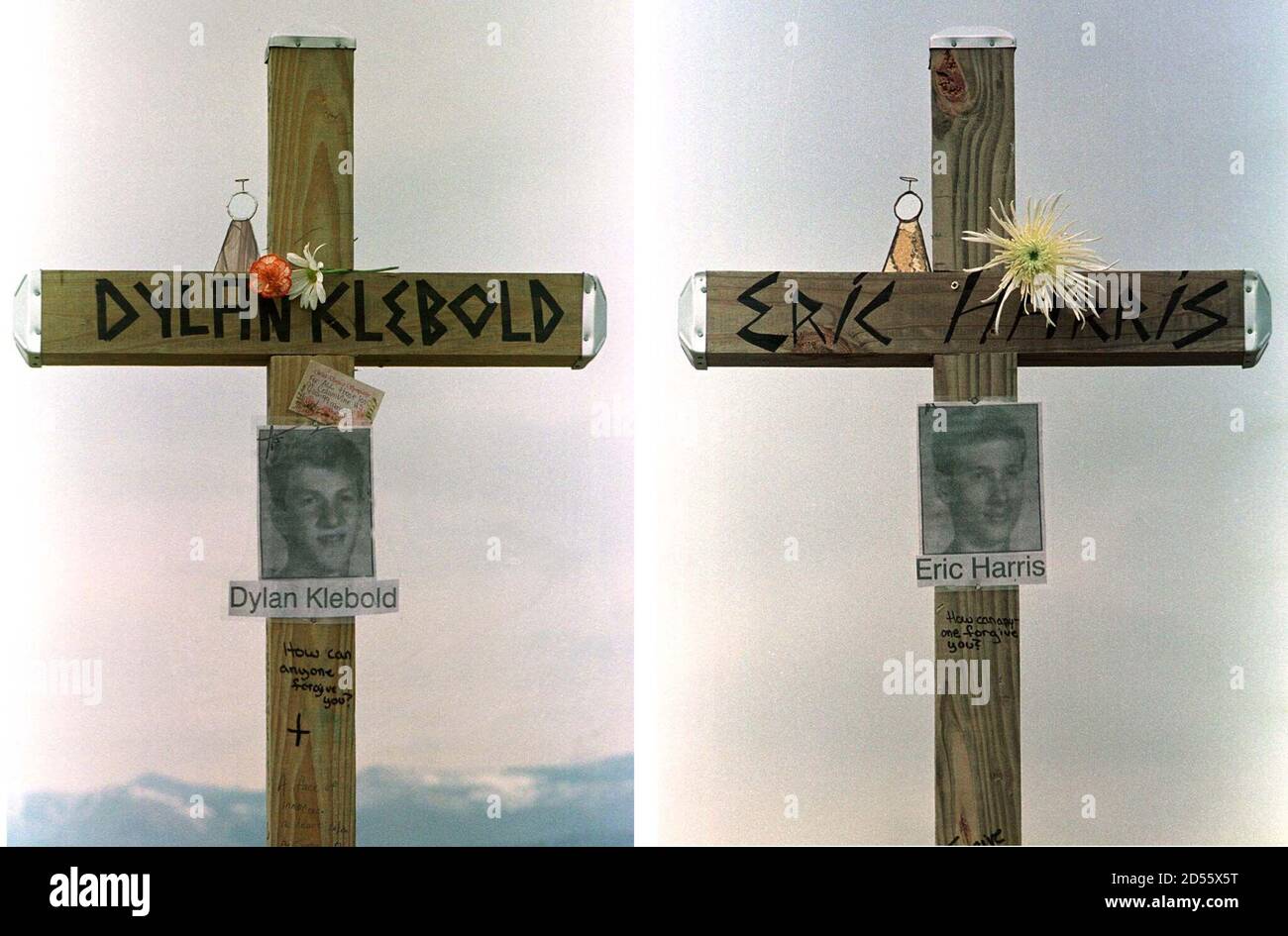 Diese Zwei Bilder Combo Zeigt Kreuze Fur Angeklagte Schutzen Dylan Klebold Und Eric Harris An Einem Denkmal In Der Nahe Der Columbine High School Die Zusammen Mit Kreuzen Fur Die 13 Opfer Der Schiesserei