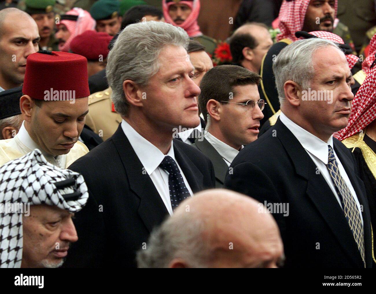 Us Prasident Bill Clinton Bewegt Sich Zwischen Israeli Prime Minister Benjamin Netanyahu R Und Palastinensischen Prasidenten Yasser Arafat L Wie Sie An Den Trauerzug Fur Jordaniens Konig Hussein Februar 8 Teilnehmen Neben Clinton