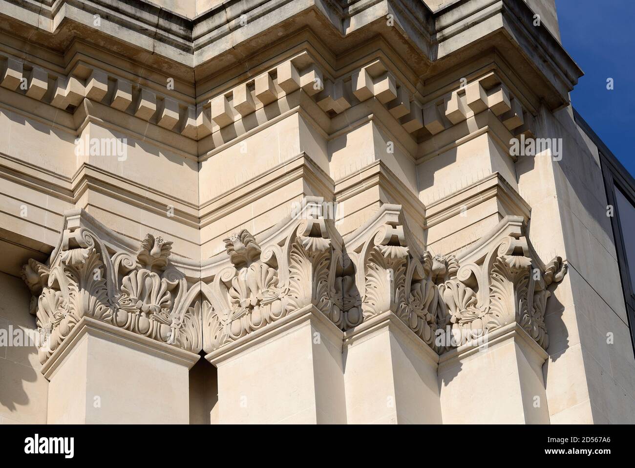 London, England, Großbritannien. Sainsbury Wing (1991) der National Gallery - Detail der Portland Stein Corintain Stil klassischen Säulen Kapitelle Stockfoto