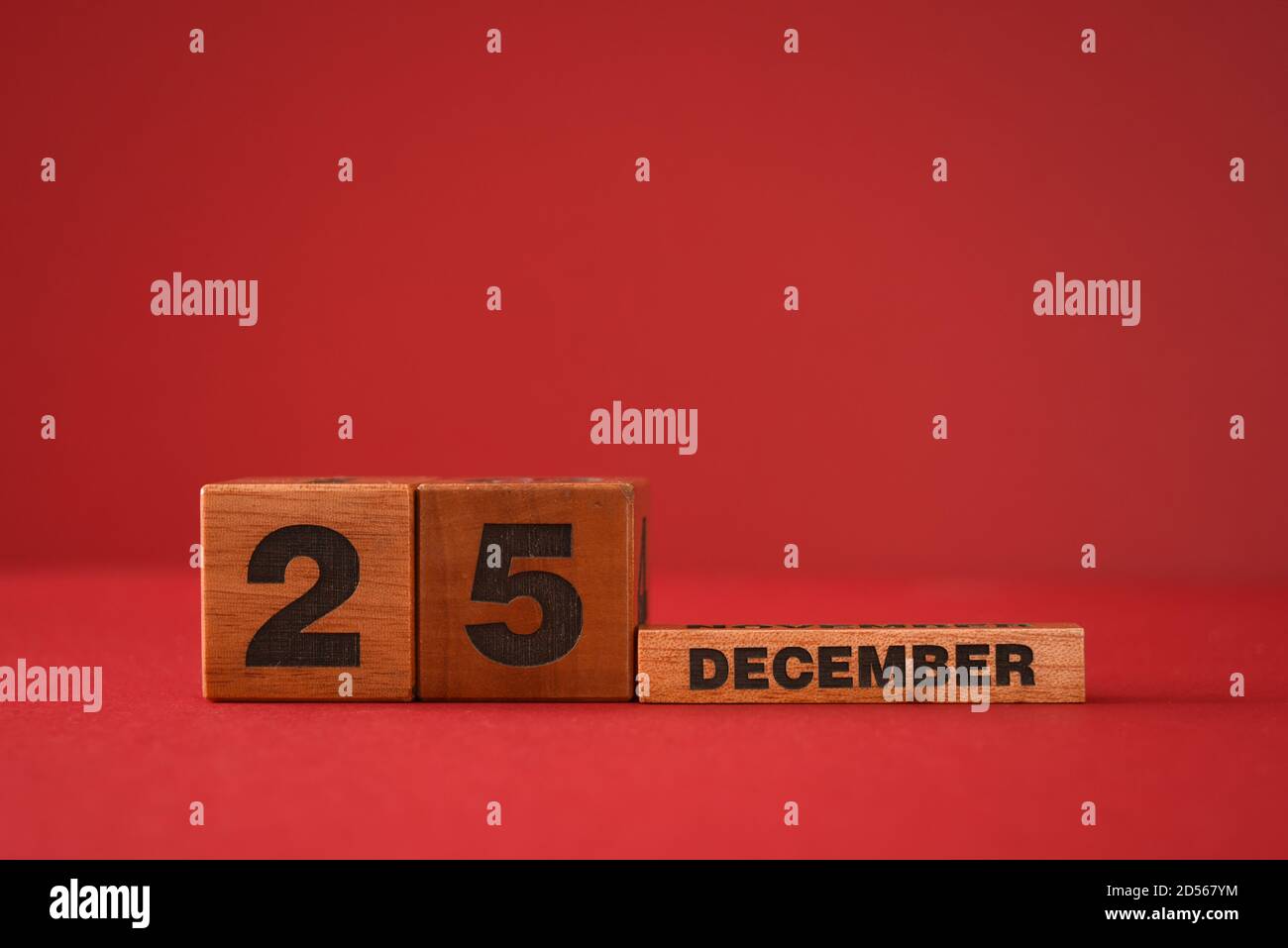 Am 25. Dezember in Holzblöcken auf rotem Hintergrund Stockfoto