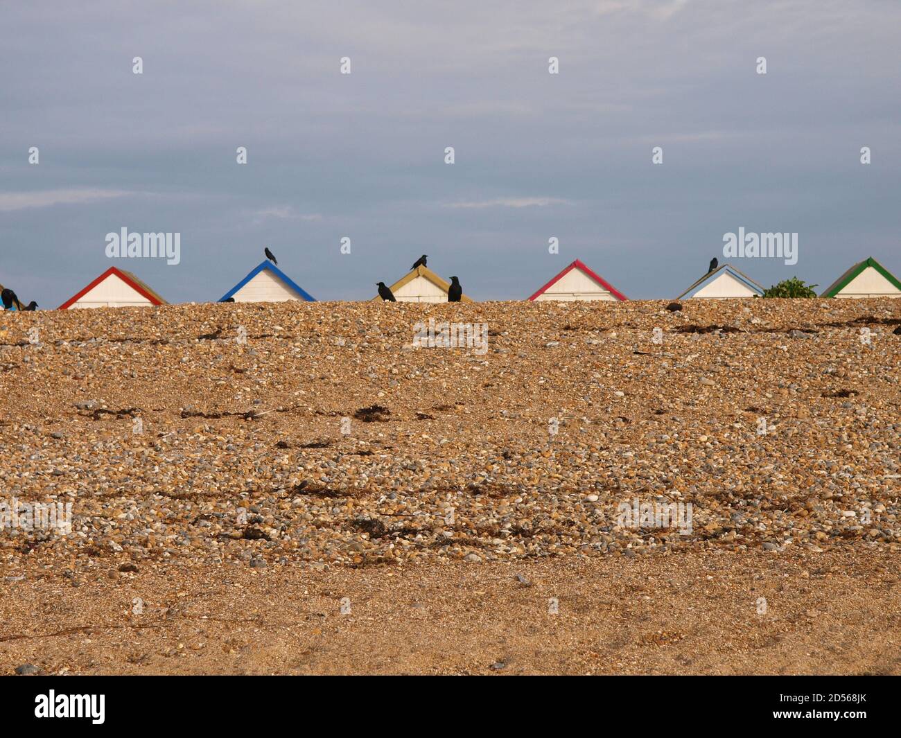 Strandhüttendächer am Horizont Stockfoto