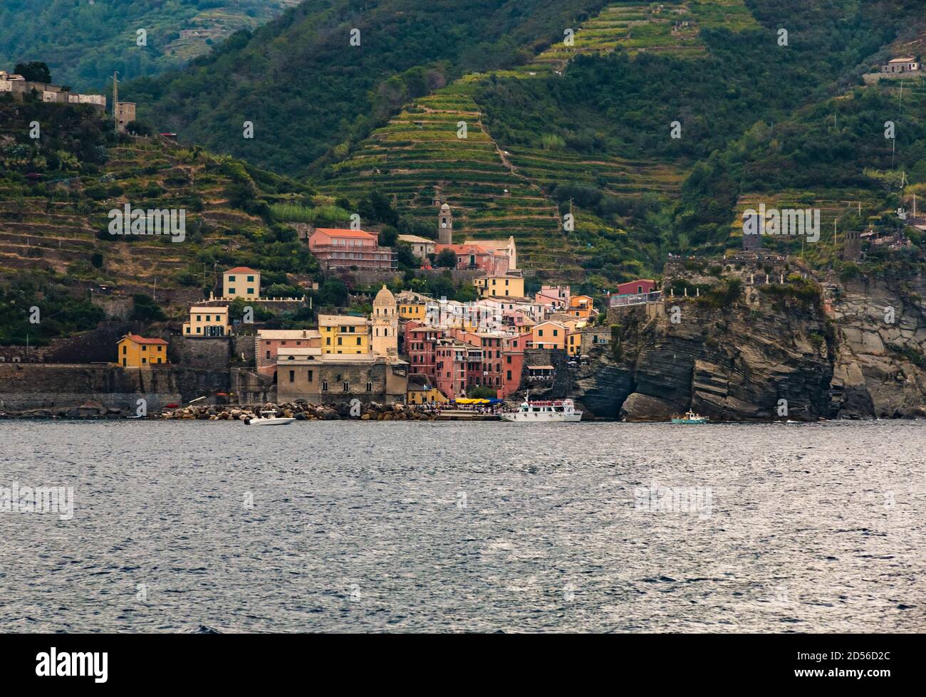 Schöne Panoramasicht auf Vernazza in der Cinque Terre Küstenregion vom Meer aus. Die bunten Häuser mit der berühmten Kirche Santa Margherita... Stockfoto