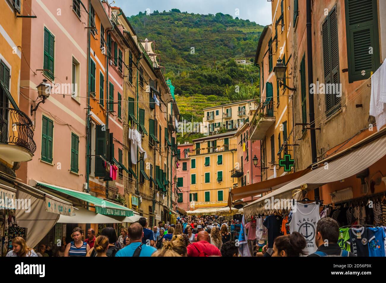 Schöne Aussicht auf die Hauptstraße von Vernazza, Via Roma in der Küstenregion Cinque Terre. Die belebte Straße mit bunten Häusern, Geschäften und Restaurants... Stockfoto