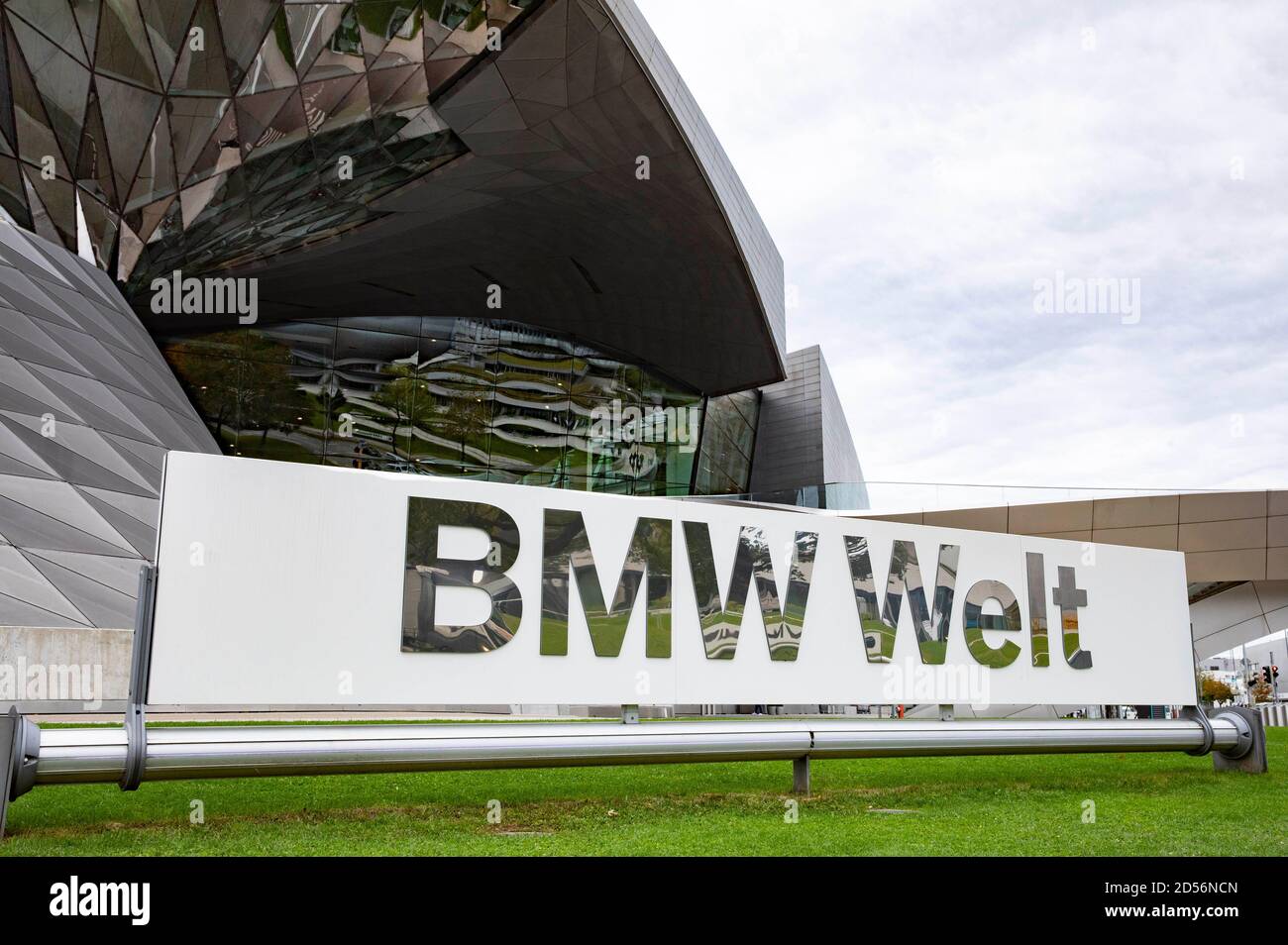 München, Deutschland. Oktober 2020. BMW (Bayerische Motoren Werke) als Hauptmarke der BMW Group ist ein deutscher Automobilhersteller mit Hauptsitz in München. (Symbolbild, Themenbild) Mssnchen, 11.10.2020 Quelle: dpa/Alamy Live News Stockfoto