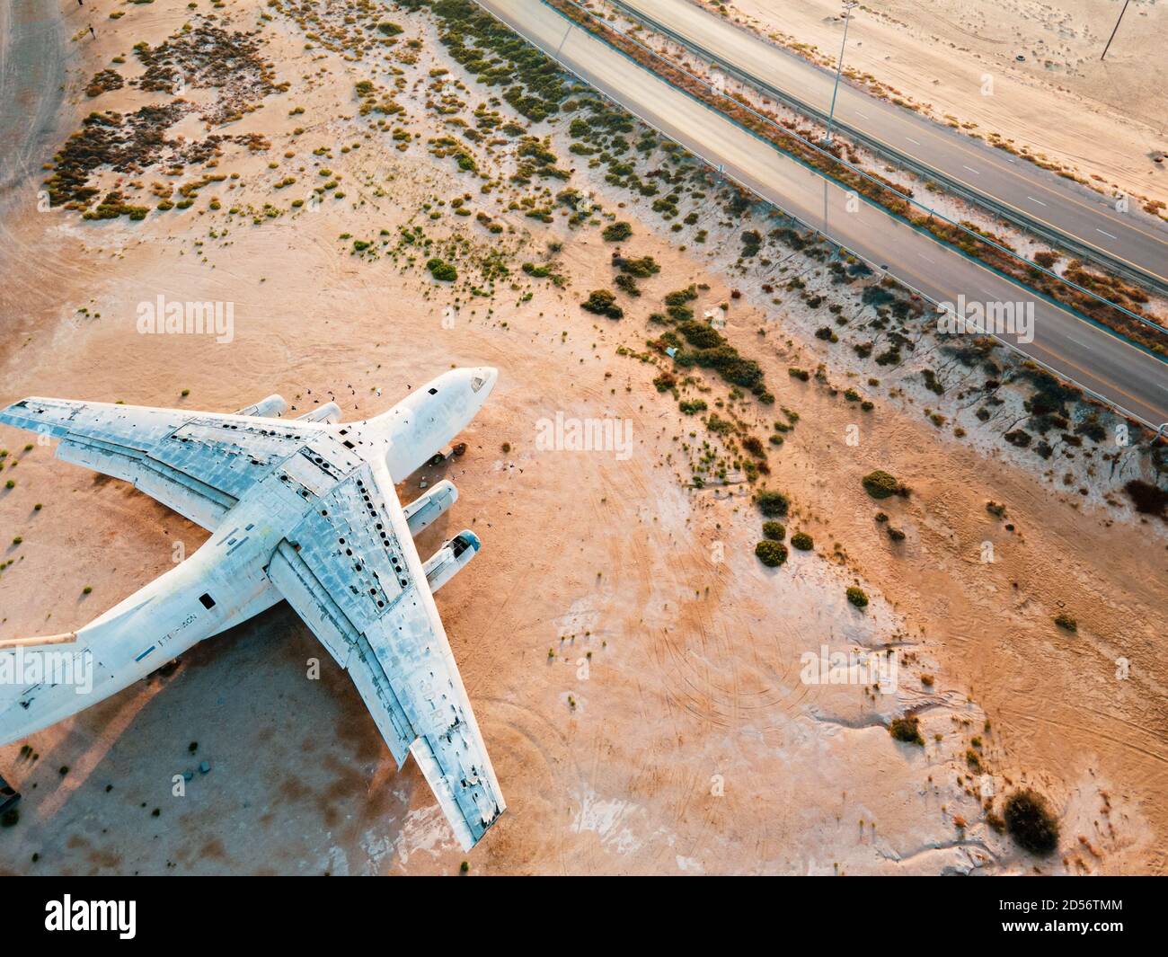 Verlassenes Flugzeug in der Umm Al Quwain Wüste Im Emirat der Vereinigten Arabischen Emirate Luftaufnahme Bei Sonnenaufgang Stockfoto