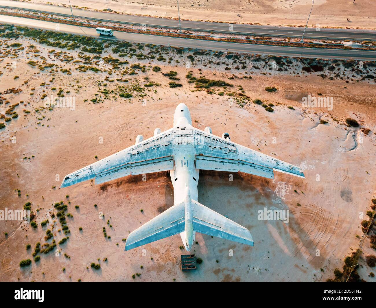 Verlassenes Flugzeug in der Umm Al Quwain Wüste Im Emirat der Vereinigten Arabischen Emirate Luftaufnahme Bei Sonnenaufgang Stockfoto