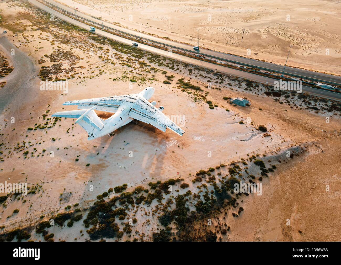 Verlassenes Flugzeug in der Umm Al Quwain Wüste Im Emirat der Vereinigten Arabischen Emirate Luftaufnahme Bei Sonnenaufgang Stockfoto