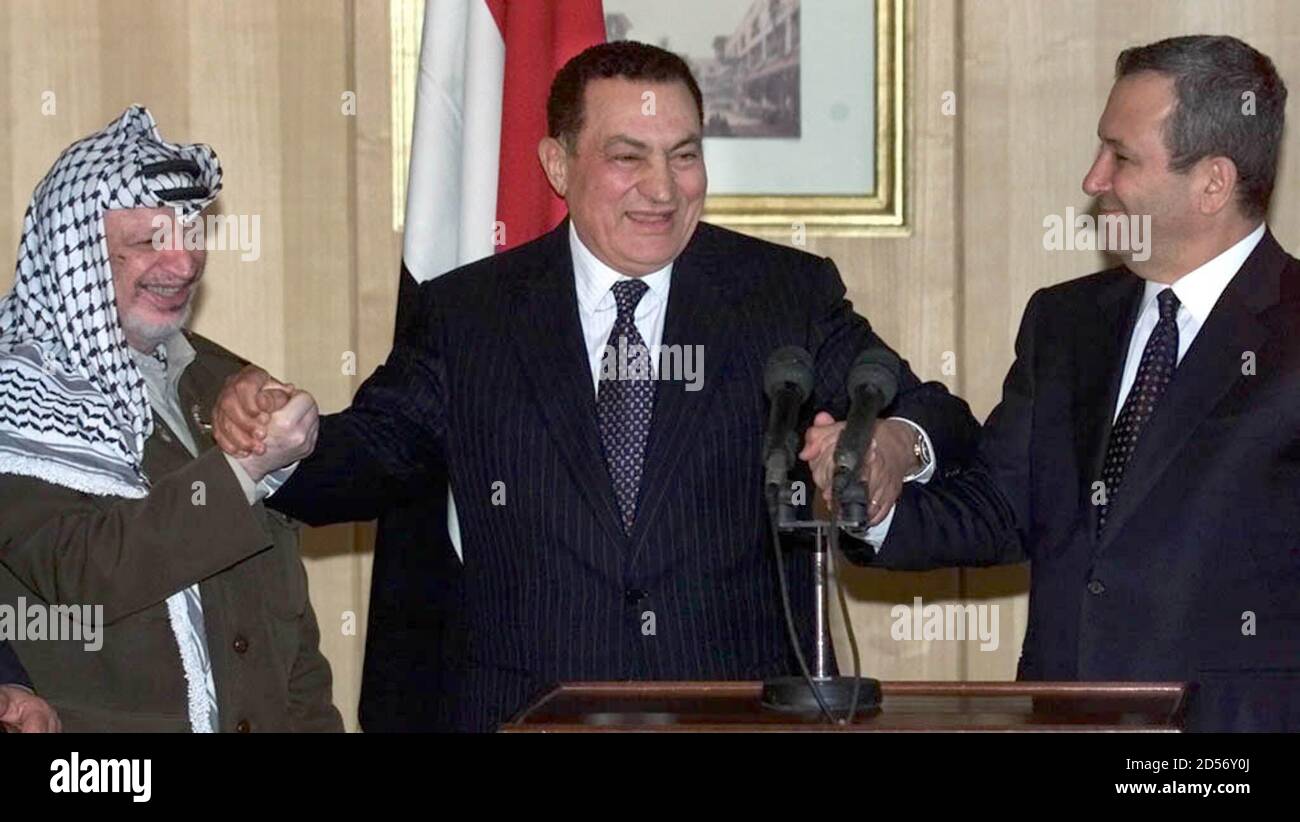 Egyptian President Hosni Mubarak (C) Gastgeber ein Dreiwege-Handshake zwischen ihm und Israeli Prime Minister Ehud Barak (R) und palästinensischen Präsidenten Yasser Arafat am Ende der Anweisung Mubarak nach ihrem Dreiwege Gipfeltreffen in das Wüstenresort am Roten Meer 9 März ausgestellt. [Mubarak guckte auseinander Barak und Arafat die Hände, um sie einzeln zu nehmen und dann die Staats-und Regierungschefs aus den Pressekonferenz-Raum geführt. Mubarak erklärt den Gipfel ein großer Erfolg und freut sich auf Israel und Syrien Frieden herbeizuführen, einen umfassenden Frieden im Nahen Osten.  ] Stockfoto