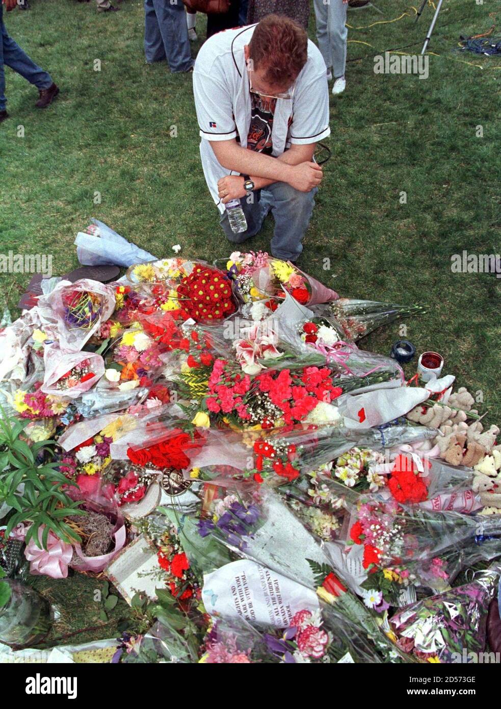 Der Ehemalige Columbine High School Schuler John Williams Halt Am 21 April Neben Einem Hugel Aus Blumen Und Schildern Die In Einem Littleton Stadtpark Als Denkmal Fur Die Schuler Die Bei Der Schiesserei