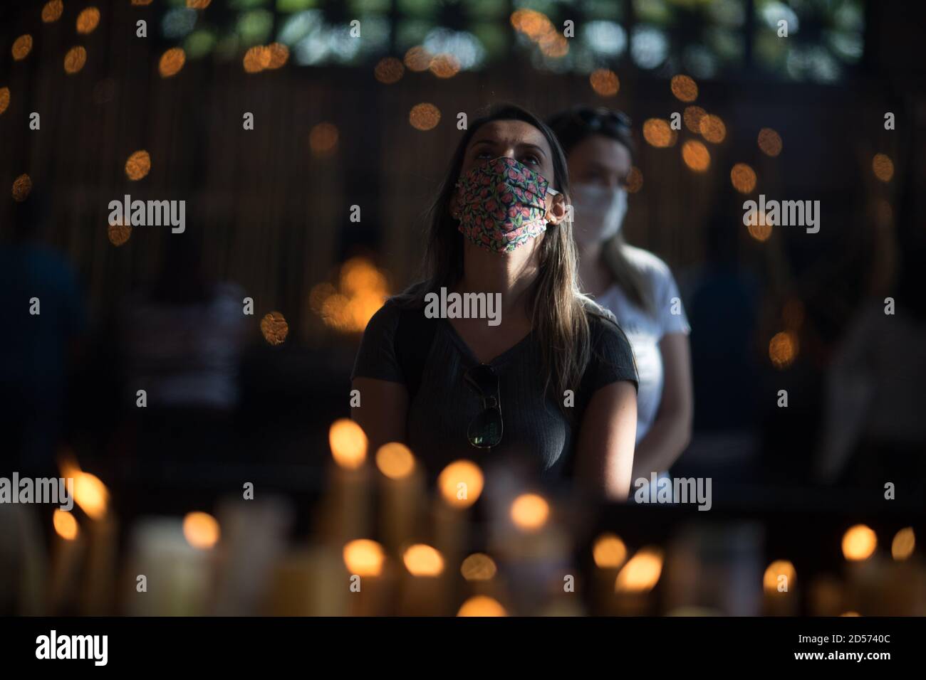 Aparecida, Brasilien. Oktober 2020. Ein Gläubiger betet im Kerzenraum der Basilika von Nossa Senhora Aparecida, während des Tages von Nossa Senhora Aparecida, der schutzpatronin Brasiliens. Zum ersten Mal in der Geschichte der Basilika mussten wegen der Corona-Pandemie die Messen hinter verschlossenen Türen oder in Anwesenheit einer kleinen Anzahl von Menschen gefeiert werden. Quelle: Fernando Souza/dpa/Alamy Live News Stockfoto