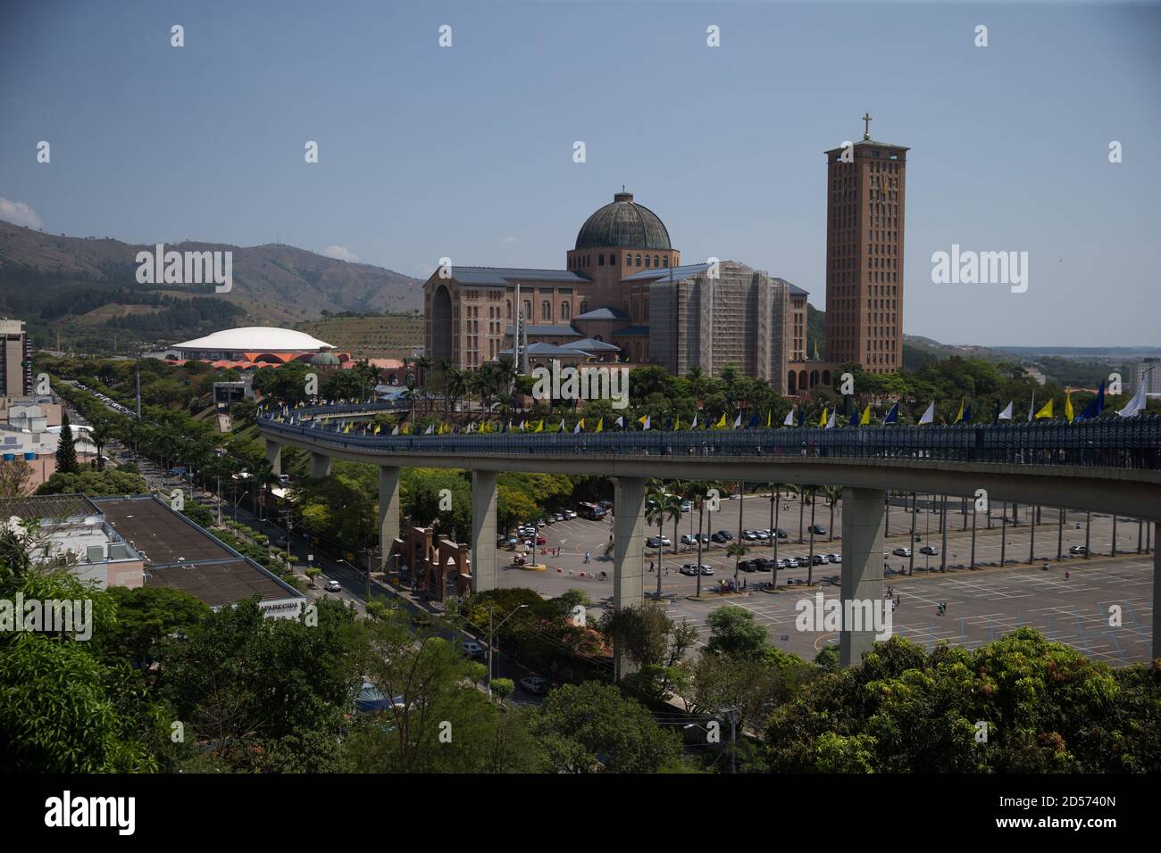 Aparecida, Brasilien. Oktober 2020. Die Basilika von Nossa Senhora Aparecida kann von der Fußgängerbrücke Passarela da Fe gesehen werden, am Tag von Nossa Senhora Aparecida, der schutzpatronin von Brasilien. Zum ersten Mal in der Geschichte der Basilika mussten wegen der Corona-Pandemie die Messen hinter verschlossenen Türen oder in Anwesenheit einer kleinen Anzahl von Menschen gefeiert werden. Quelle: Fernando Souza/dpa/Alamy Live News Stockfoto