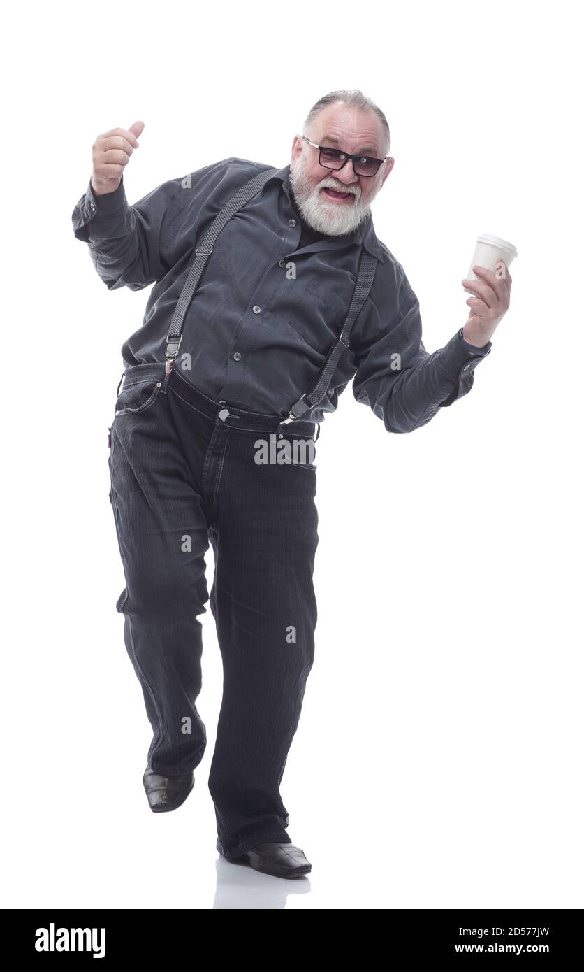 Voller Länge. Fröhlicher tanzender Mann mit Kaffee zum Mitnehmen Stockfoto