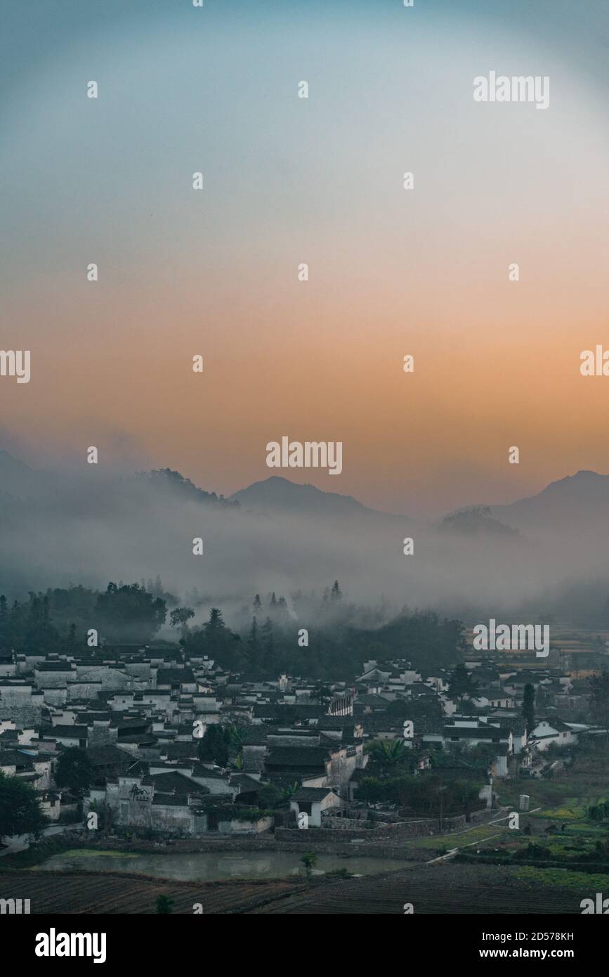Der Panoramablick auf Xidi Dorf, ein altes Dorf in den Bergen in Anhui, China, bei Sonnenaufgang. Stockfoto