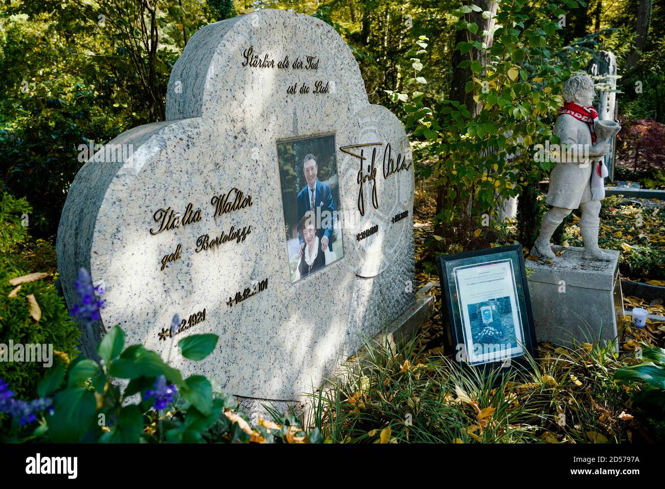 Kaiserslautern, Deutschland. September 2020. Das Ehrengrab von Fritz Walter und seiner Frau Italia Walter (geb. Bortoluzzi) auf dem Hauptfriedhof. Fritz Walter, der 2002 starb, wäre am 31. Oktober 100 Jahre alt gewesen. Quelle: Uwe Anspach/dpa/Alamy Live News Stockfoto