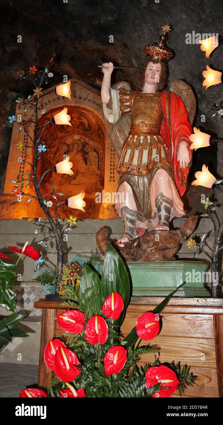 Monticchio – Statua di San Michele nella grotta Stockfoto
