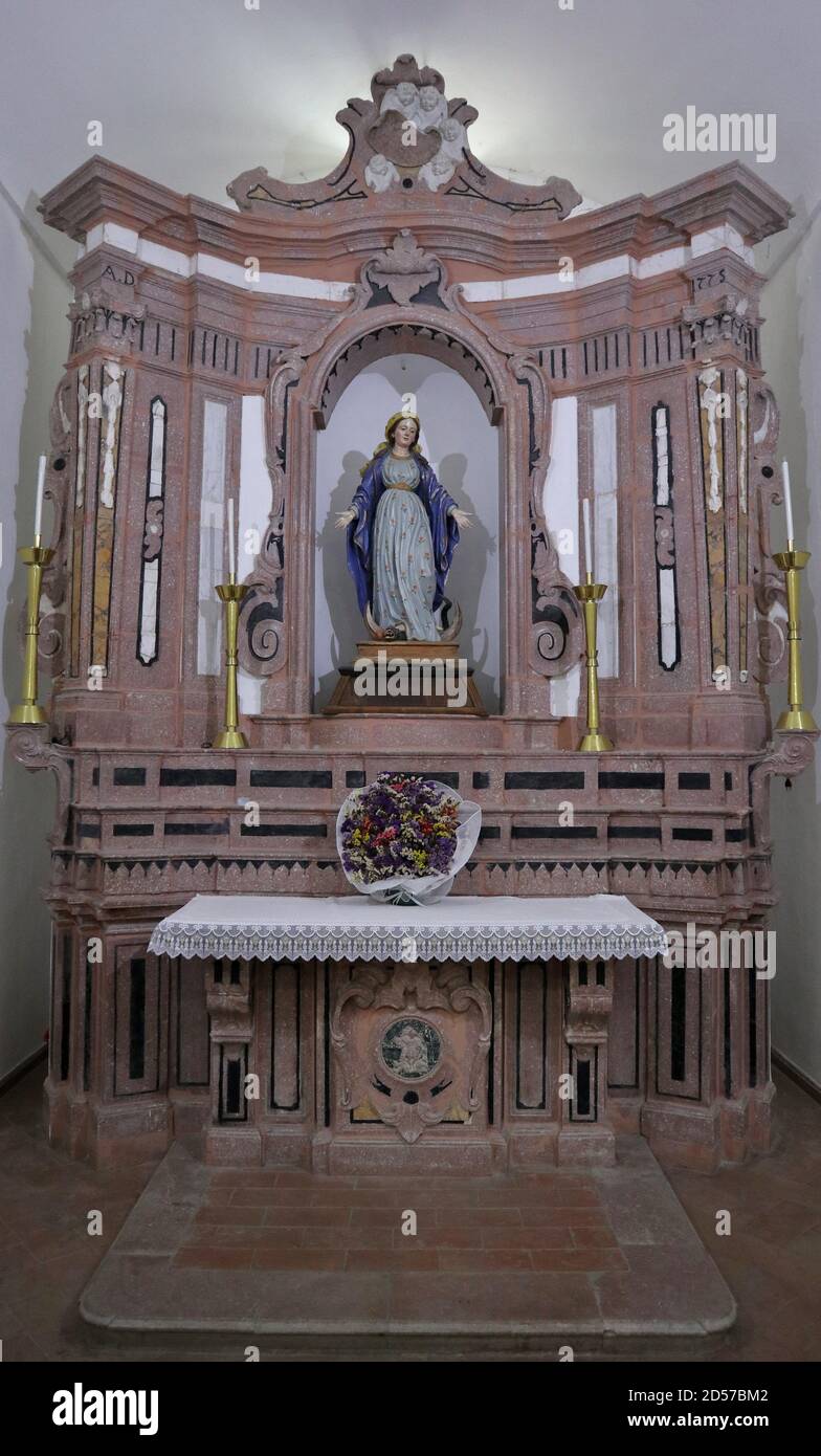 Monticchio – Altare maggiore della Chiesa di San Michele Arcangelo Stockfoto