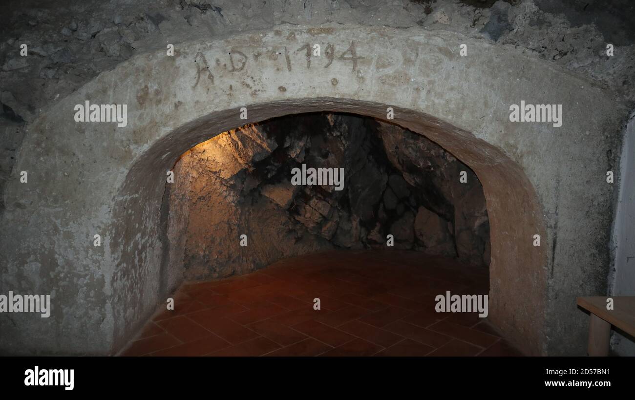 Monticchio – Antica grotta nella chiesa di San Michele Stockfoto