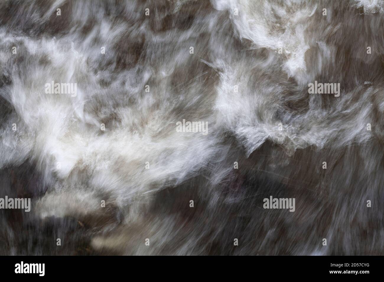 Turbulentes Flusswasser mit Bewegungsunschärfe Stockfoto