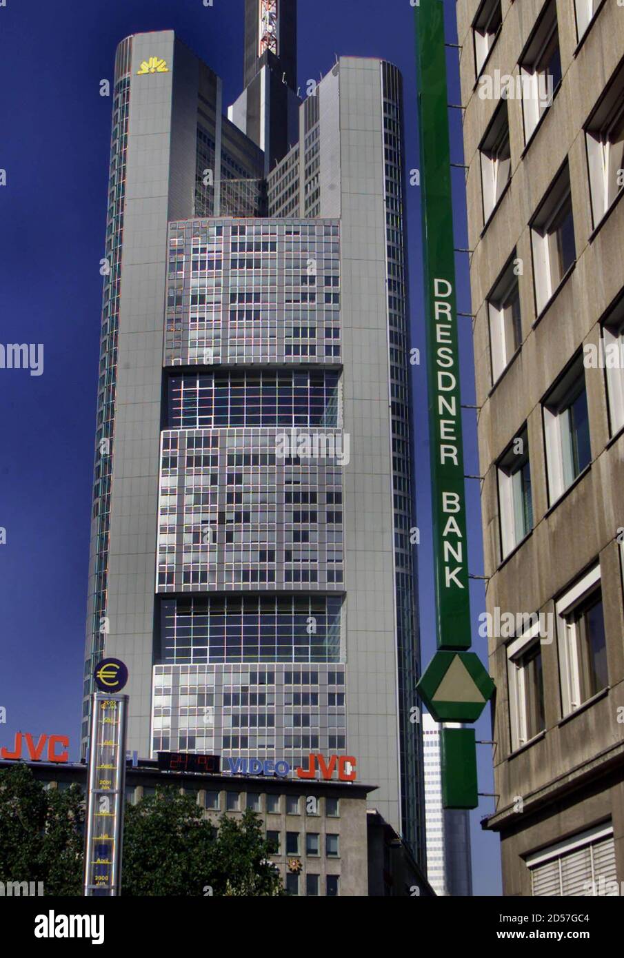 Das Hauptquartier der deutschen Commerzbank AG (L) ist neben einer  Leuchtreklame der Dresdner Bank AG in Frankfurt am Main, Juni 19 gesehen.  Commerzbank AG und Dresdner Bank AG bestätigte in einer Erklärung