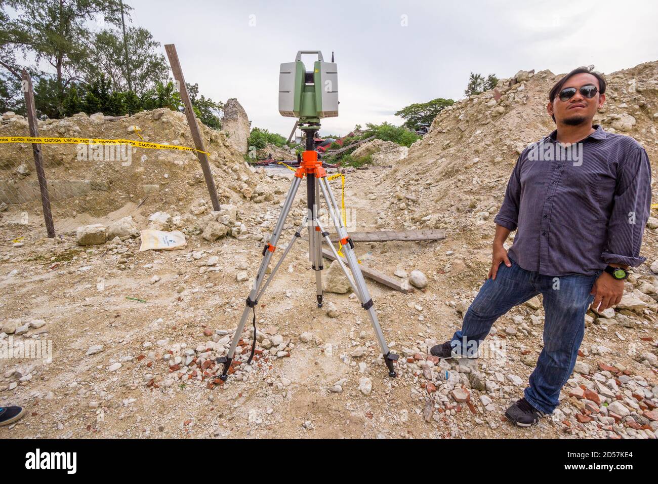 Ein Leica 3D-Scanner untersucht die Ruinen einer Kirche Von einem Erdbeben abgeflacht Stockfoto