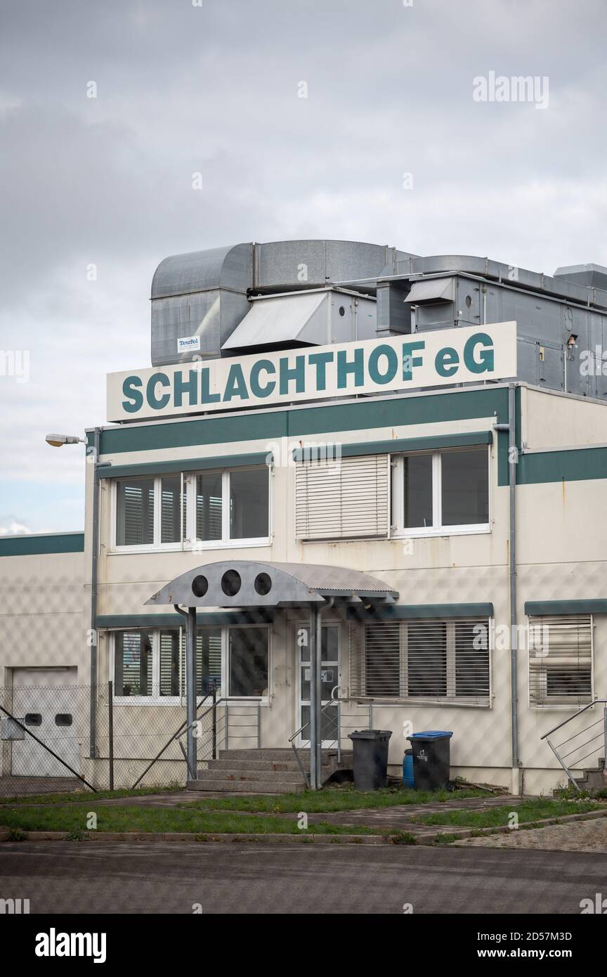 13. Oktober 2020, Baden-Württemberg, Gärtringen: Der geschlossene Schlachthof Gärtringen. (Zu dpa 'nach Schlachthofskandal - Hauk kündigt besseren Tierschutz an') Foto: Sebastian Gollnow/dpa Stockfoto