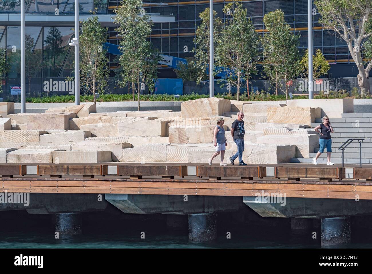 Barangaroo, Sydney, Aust Okt 2020: Die neu erbaute Watermans Cove ist für die Öffentlichkeit zugänglich und bietet einen 11.000 qm großen öffentlichen Raum neben dem Hafen Stockfoto