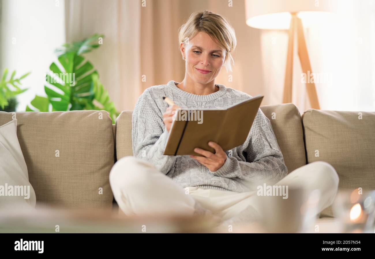 Portrait der Frau Entspannung drinnen zu Hause, psychische Gesundheit Konzept. Stockfoto