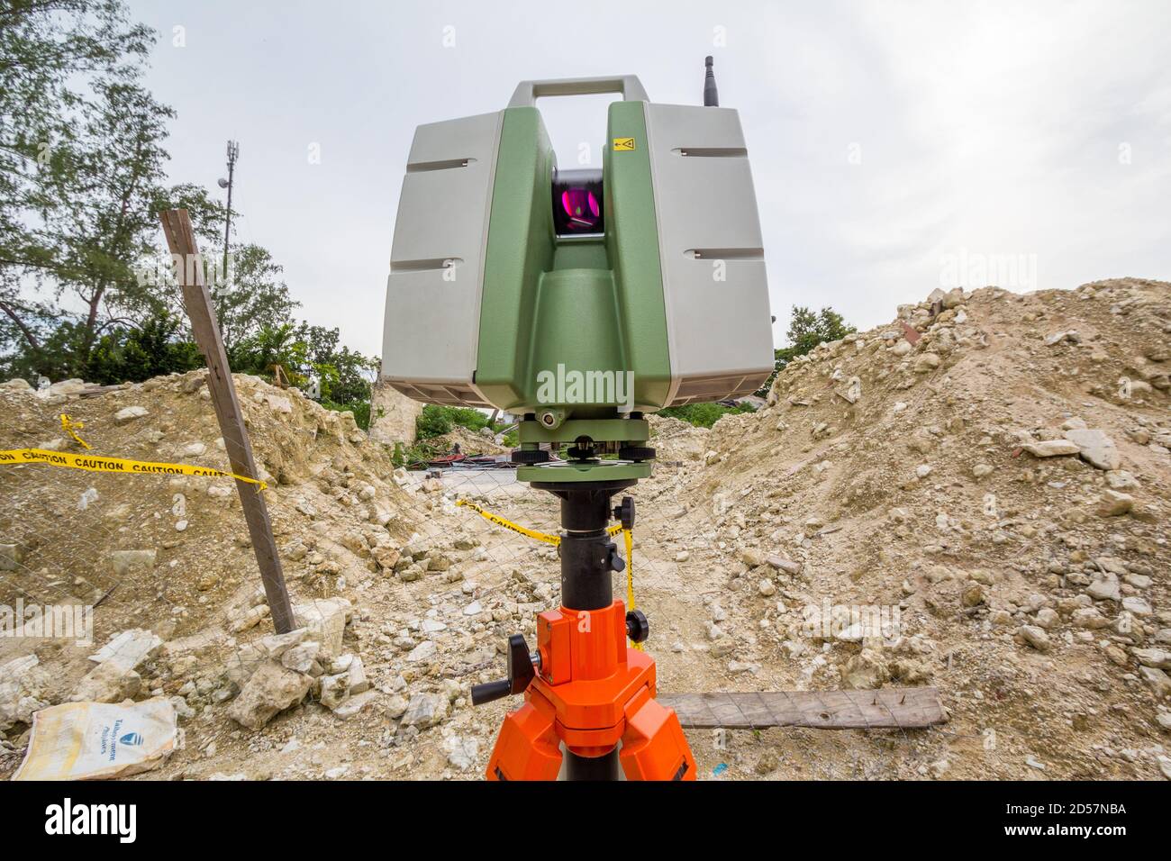 Ein Leica 3D-Scanner untersucht die Ruinen einer Kirche Von einem Erdbeben abgeflacht Stockfoto