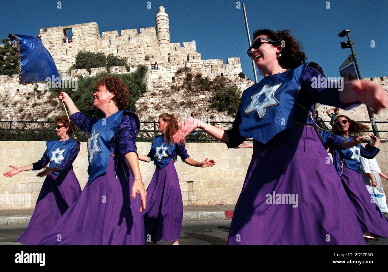 Eine Gruppe von amerikanischen Christen aus der International Christian  Embassy tanzen September 28, da sie an der Jerusalem März teilnehmen und  übergeben, der Turm von David (hinten) und der alten Stadtmauer. Tausende