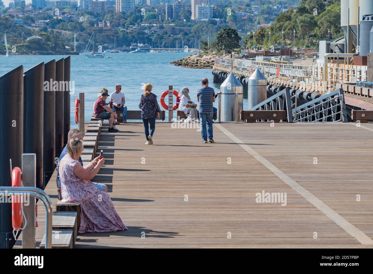 Barangaroo, Sydney, Aust Okt 2020: Die neu erbaute Watermans Cove ist für die Öffentlichkeit zugänglich und bietet einen 11.000 qm großen öffentlichen Raum neben dem Hafen Stockfoto