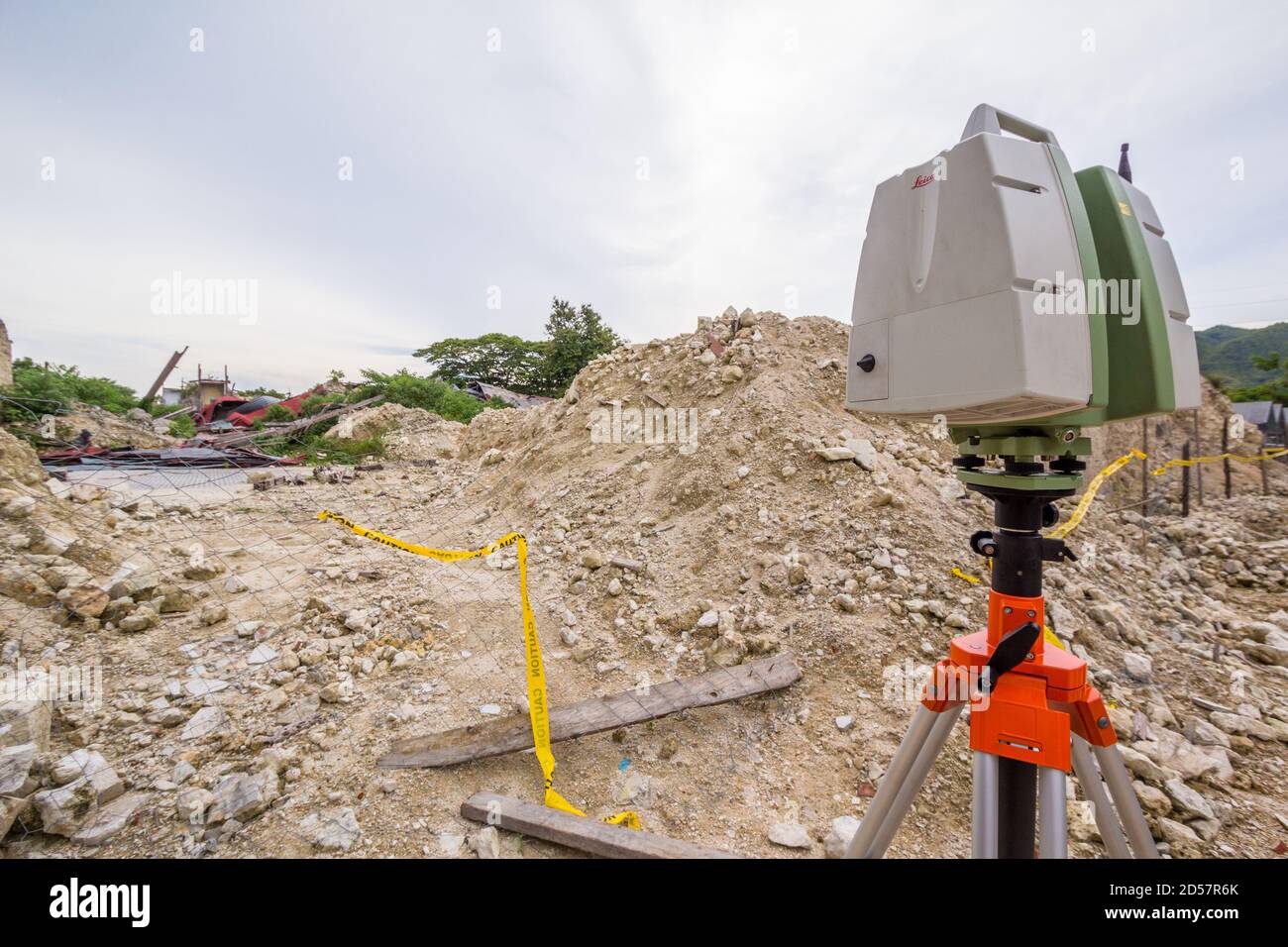 Ein Leica 3D-Scanner untersucht die Ruinen einer Kirche Von einem Erdbeben abgeflacht Stockfoto