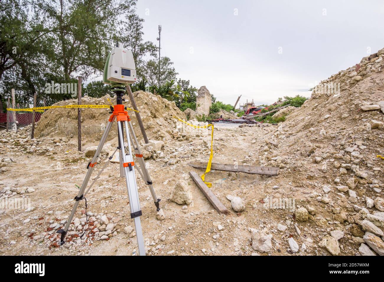 Ein Leica 3D-Scanner untersucht die Ruinen einer Kirche Von einem Erdbeben abgeflacht Stockfoto
