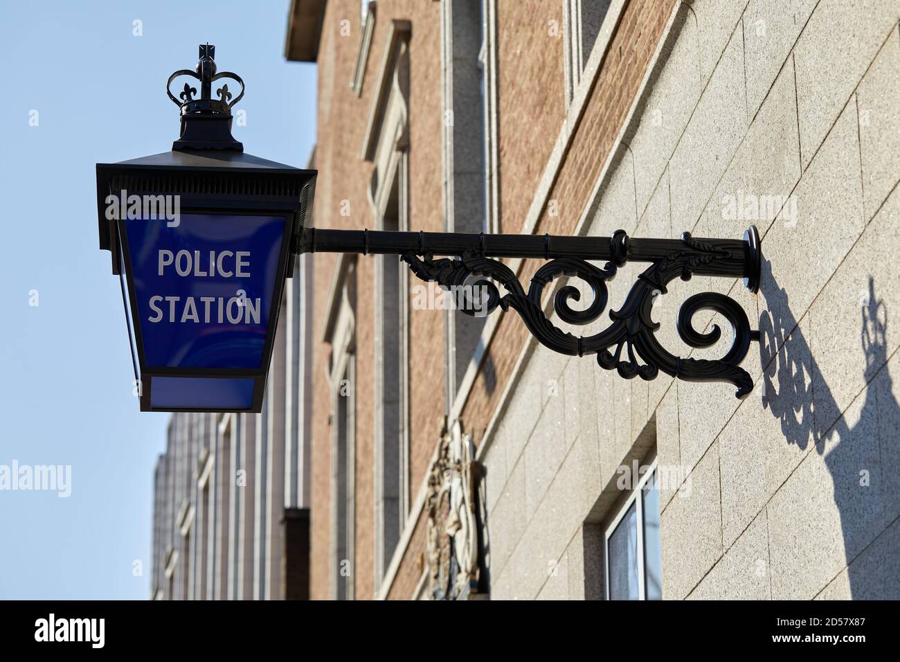 London, Großbritannien. - 13. September 2020: Eine traditionelle blaue Lampe der Polizei, die vor der wiederaufgebauten Polizeiwache Hammersmith neu errichtet wurde. Stockfoto