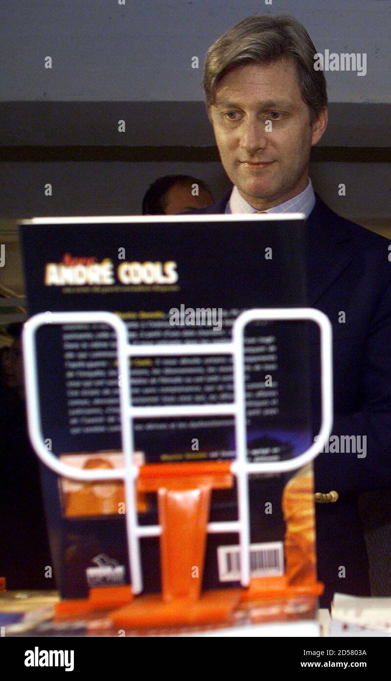 Der belgische Prinz Philippe steht hinter einem Buch über den belgischen stellvertretenden Premierminister Andre Cols bei seinem Besuch auf der Brüsseler Buchmesse im Februar 25. Die Messe findet bis Februar 28 statt. BE/NA Stockfoto
