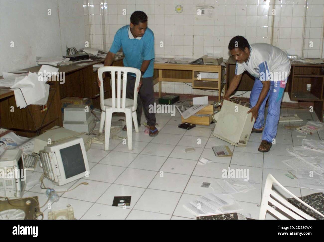 Osttimoresische Zeitungsarbeiter stellen die beschädigten Büros der Zeitung 'Suara Timor Timor' (STT) nach einem Angriff von pro-Jakarta-Milizionären in Dili im April 17 wieder in Ordnung. Etwa 1,000 Milizionäre gelobten früher, ihre zunehmend gewalttätige Heimat zu einem Teil Indonesiens zu machen, das Osttimor annektierte, was von den Vereinten Nationen nicht anerkannt wurde. STR/JIR/WS Stockfoto