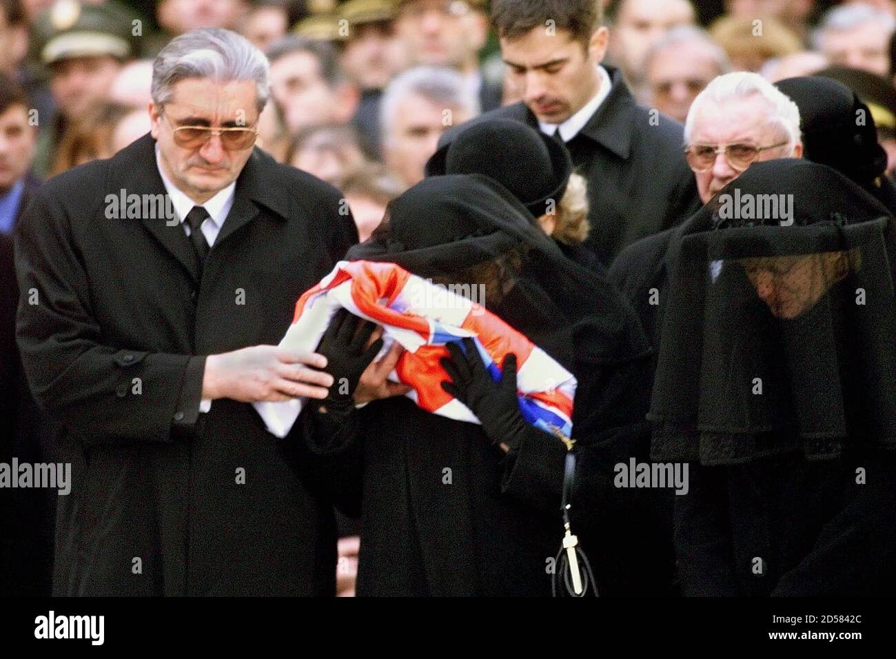 Ankica Tudjman C Witwe Des Verstorbenen Kroatischen Prasidenten Franjo Tudjman Schreit In Die Kroatische Flagge Die Seinen Sarg Drapierte Wahrend Sie Von Dem Altesten Sohn Miroslav L Und Der Tochter Nevenka R