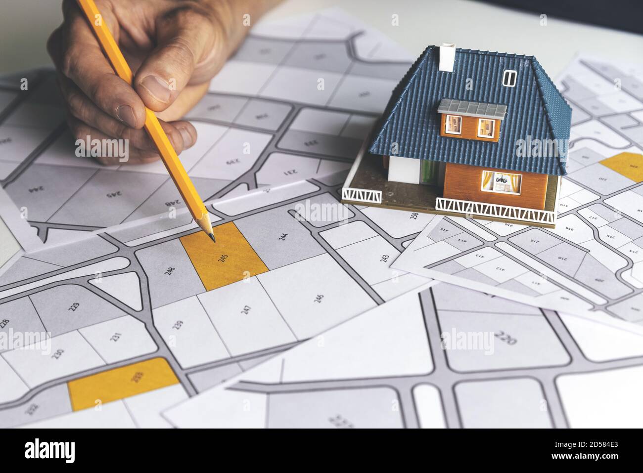 Wählen Sie ein Baugrundstück für den Hausbau auf Katasterkarte Stockfoto