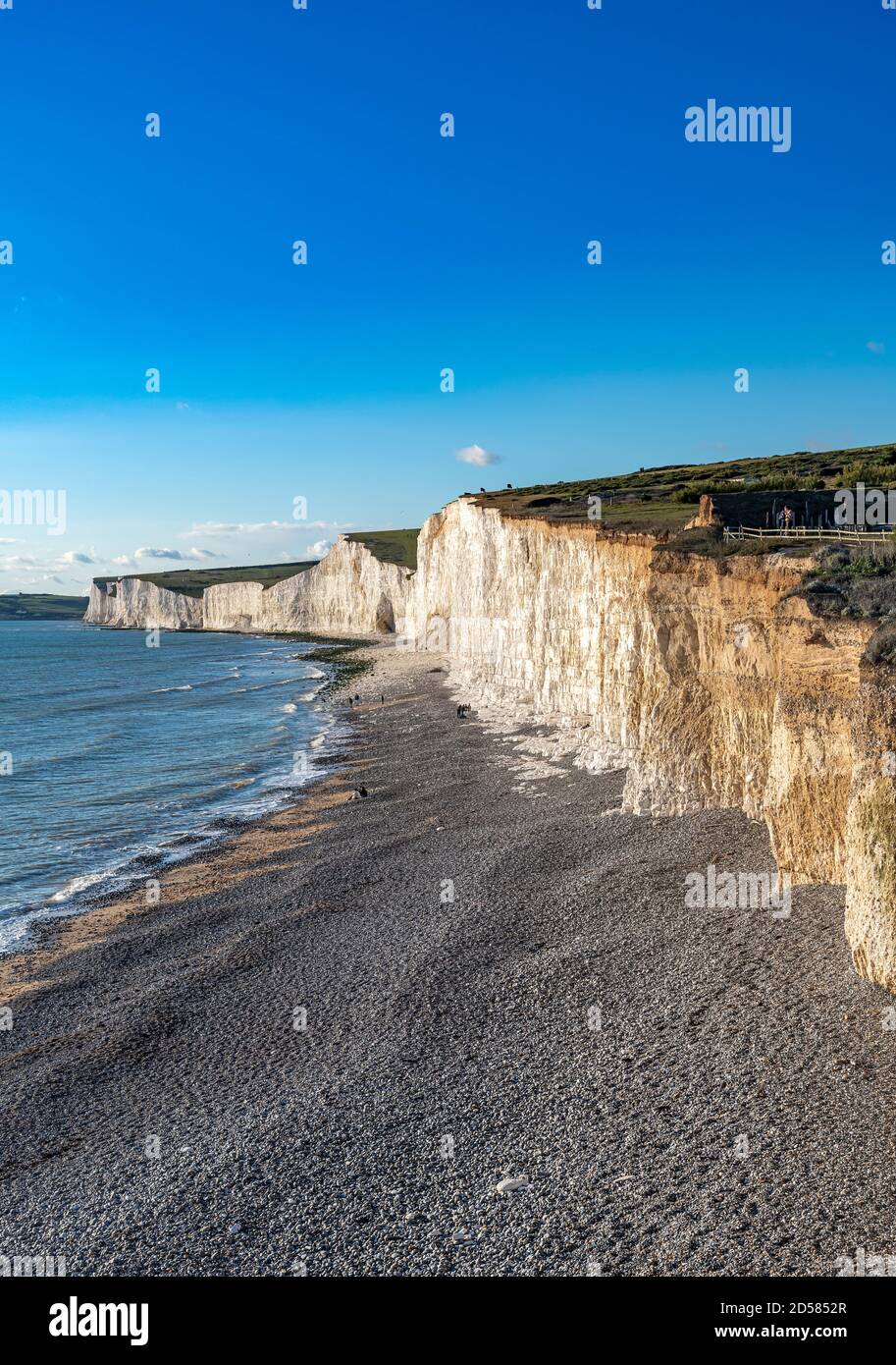 Am späten Nachmittag in Birling Gap in der Nähe von Eastbourne. Küste des National Trust mit weißen Klippen. Stockfoto